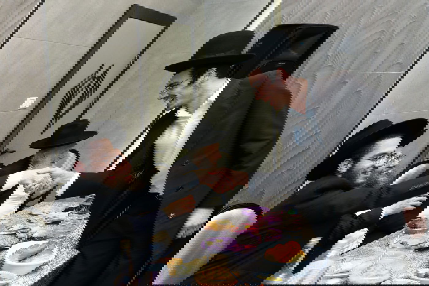 תיעוד: שמחת האירוסין לנכדת ראש ישיבת סלבודקא