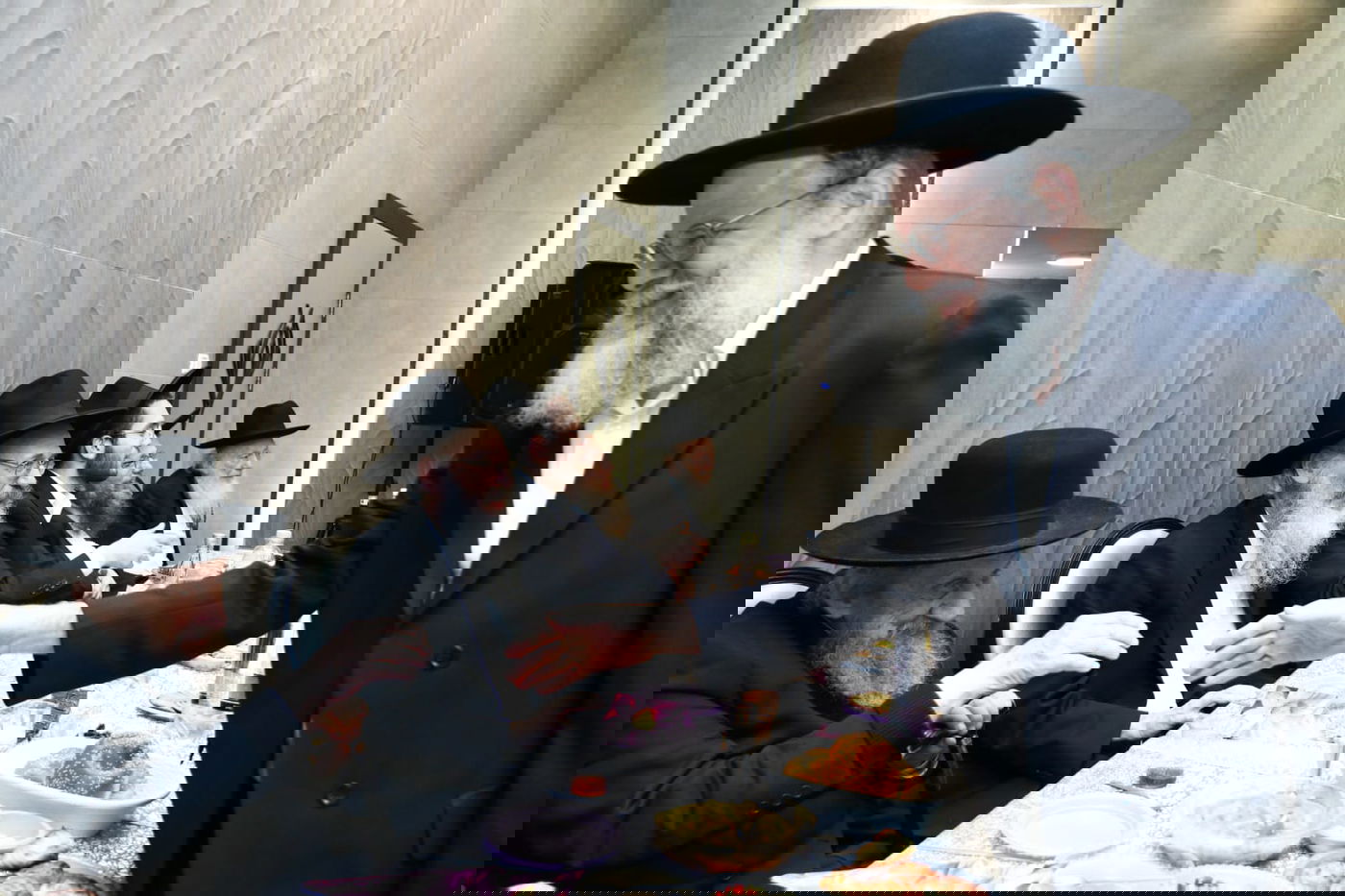 תיעוד: שמחת האירוסין לנכדת ראש ישיבת סלבודקא