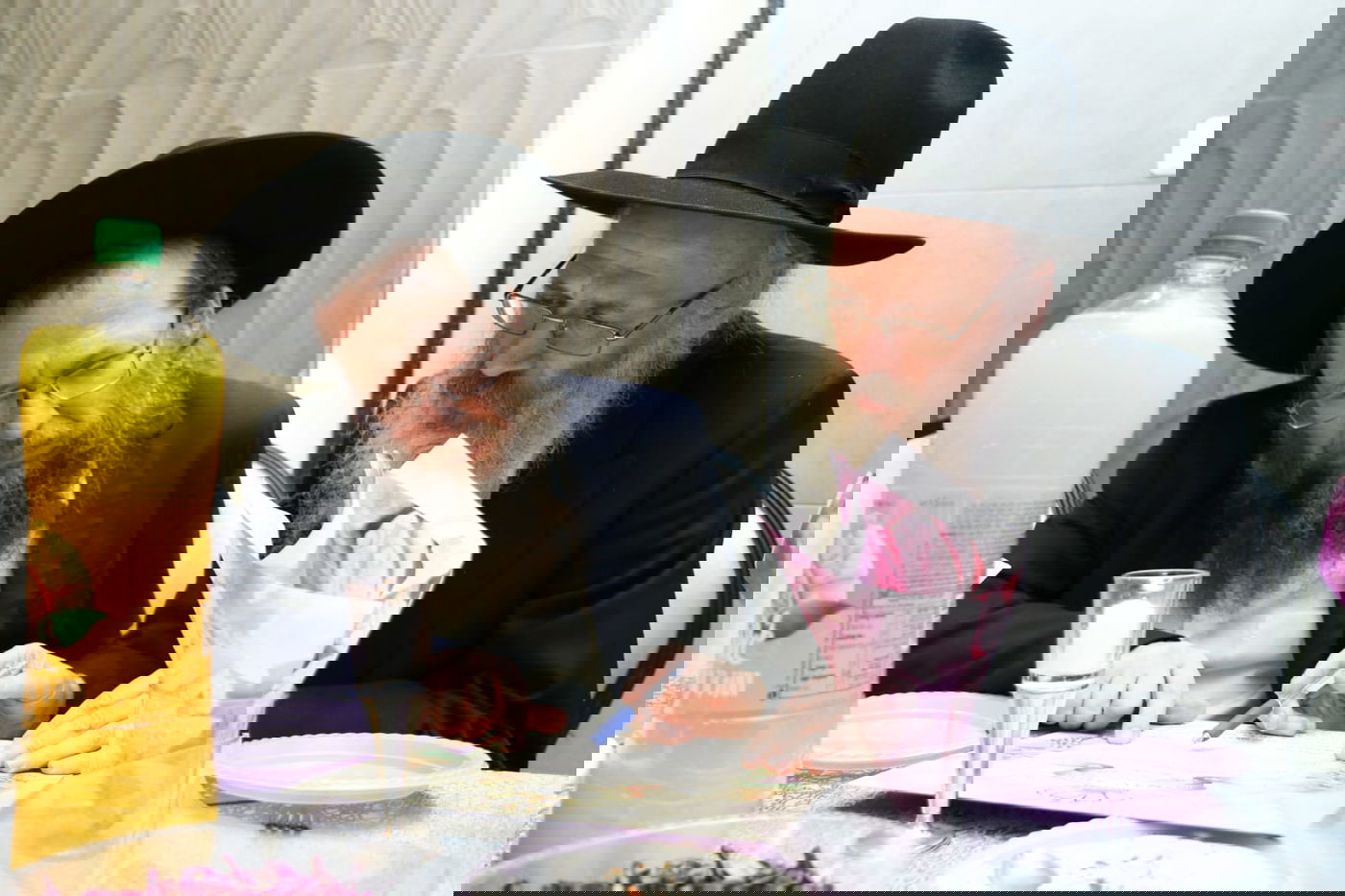 תיעוד: שמחת האירוסין לנכדת ראש ישיבת סלבודקא