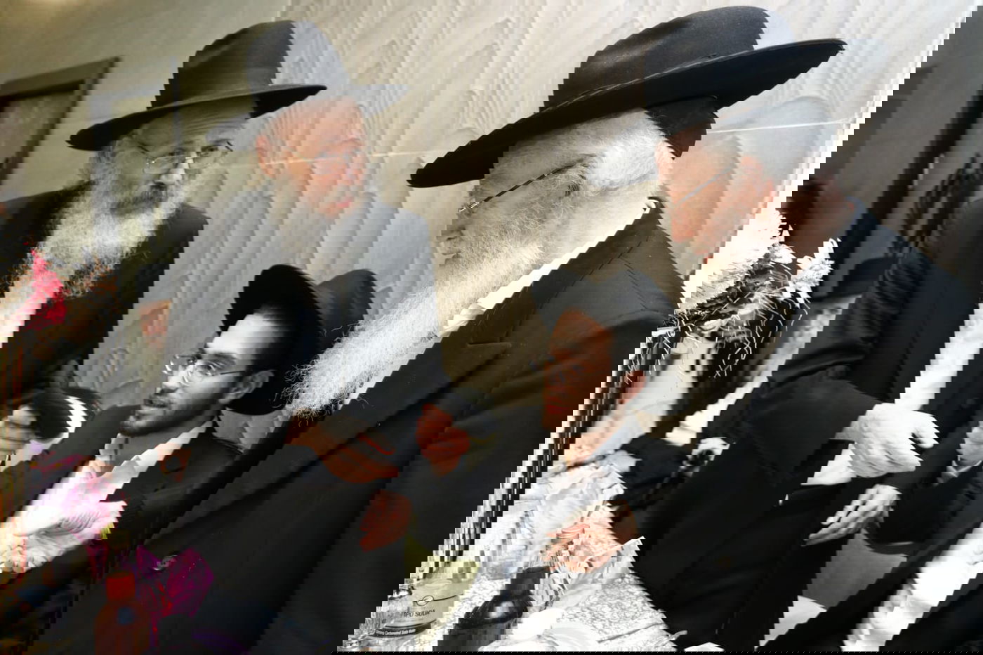 תיעוד: שמחת האירוסין לנכדת ראש ישיבת סלבודקא