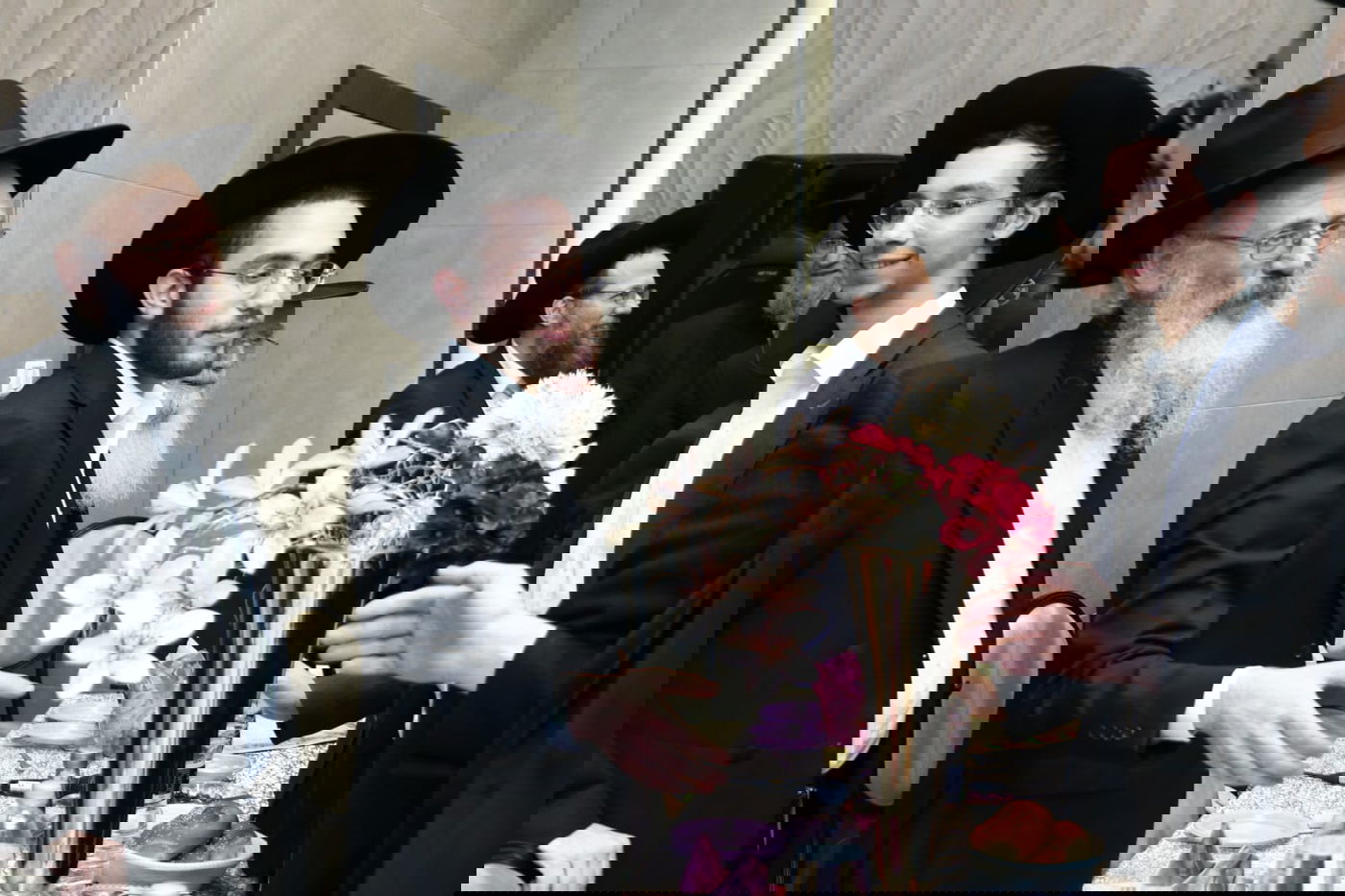 תיעוד: שמחת האירוסין לנכדת ראש ישיבת סלבודקא