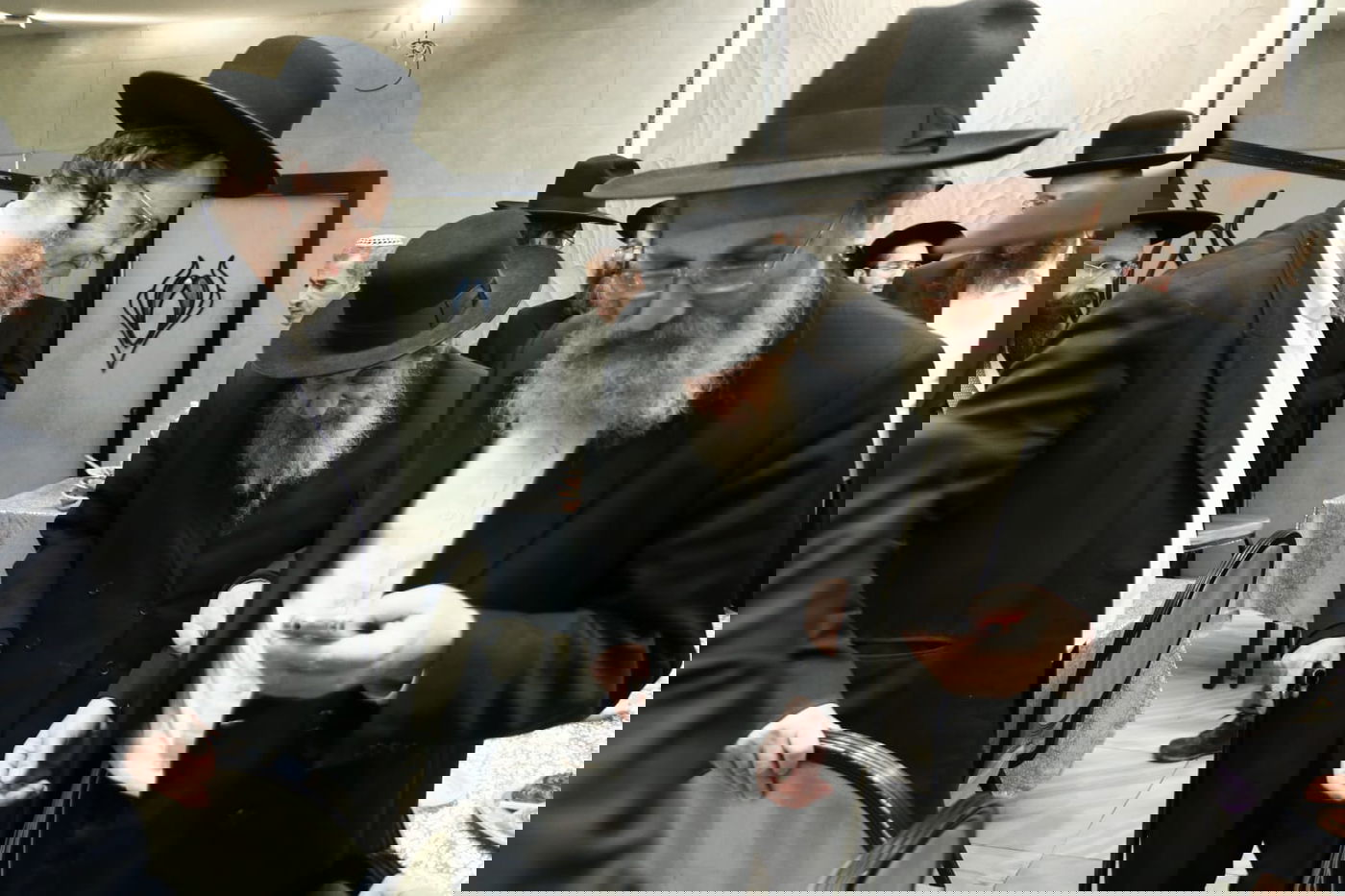 תיעוד: שמחת האירוסין לנכדת ראש ישיבת סלבודקא