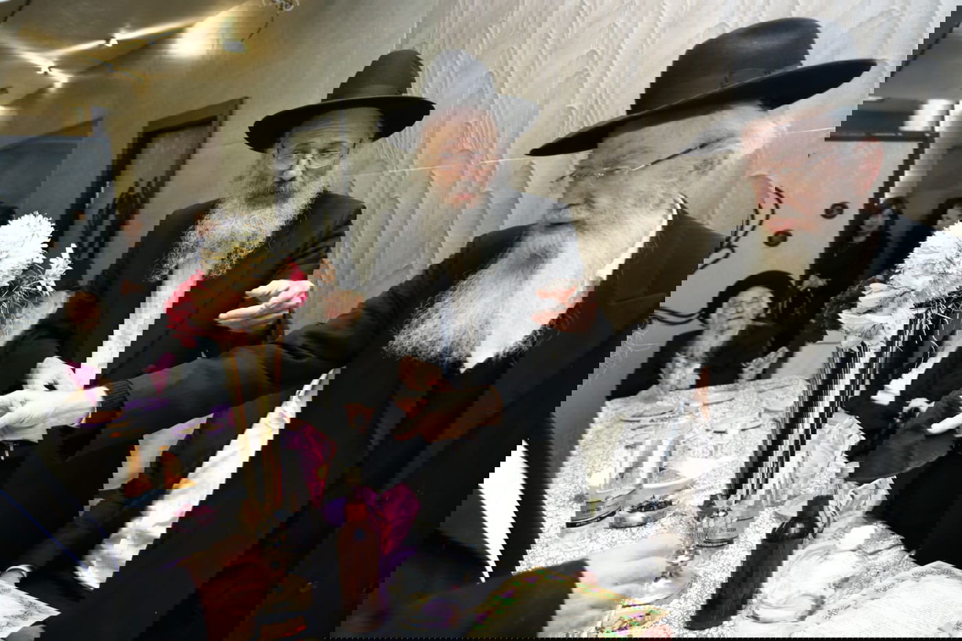 תיעוד: שמחת האירוסין לנכדת ראש ישיבת סלבודקא