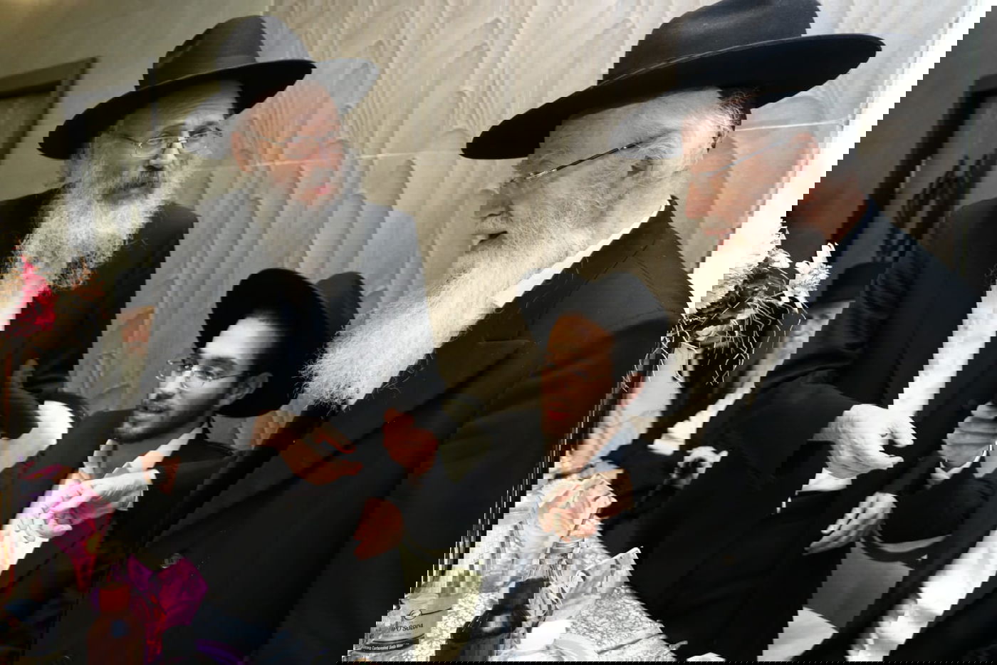 תיעוד: שמחת האירוסין לנכדת ראש ישיבת סלבודקא