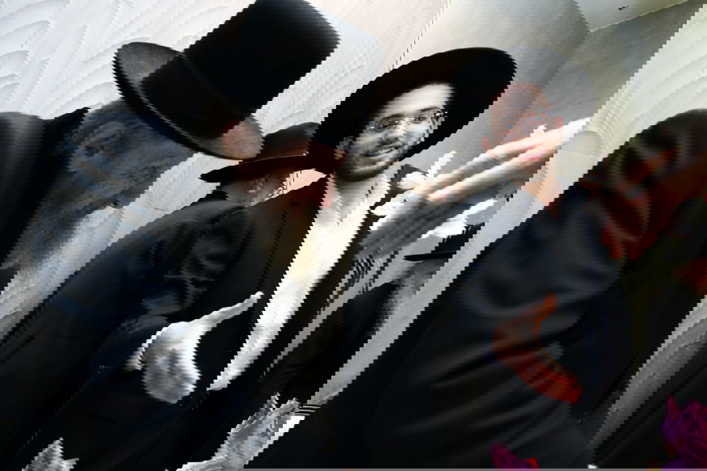 תיעוד: שמחת האירוסין לנכדת ראש ישיבת סלבודקא