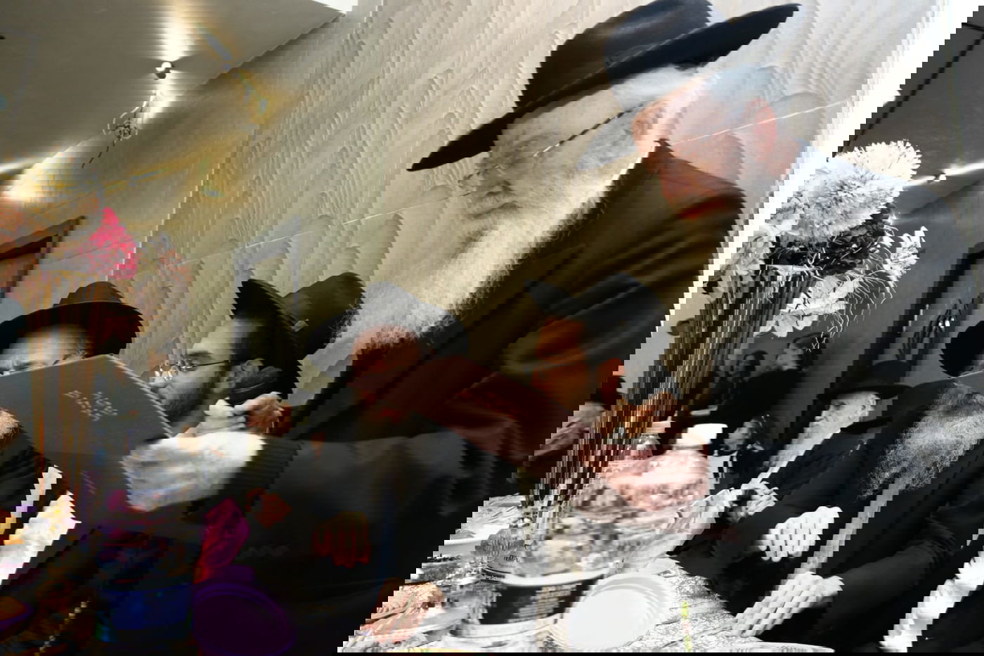 תיעוד: שמחת האירוסין לנכדת ראש ישיבת סלבודקא