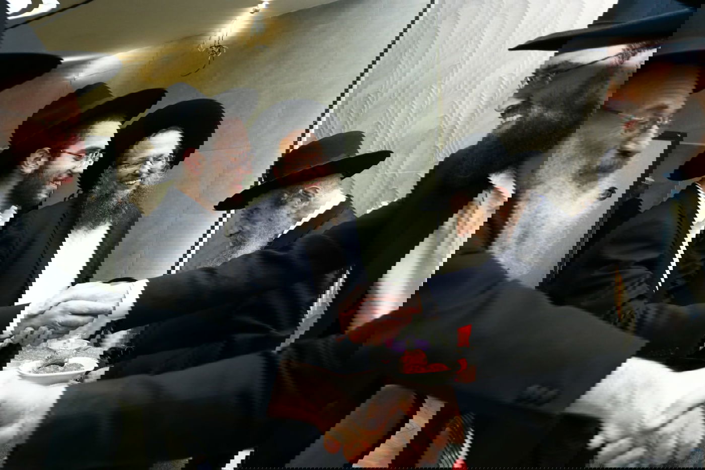 תיעוד: שמחת האירוסין לנכדת ראש ישיבת סלבודקא