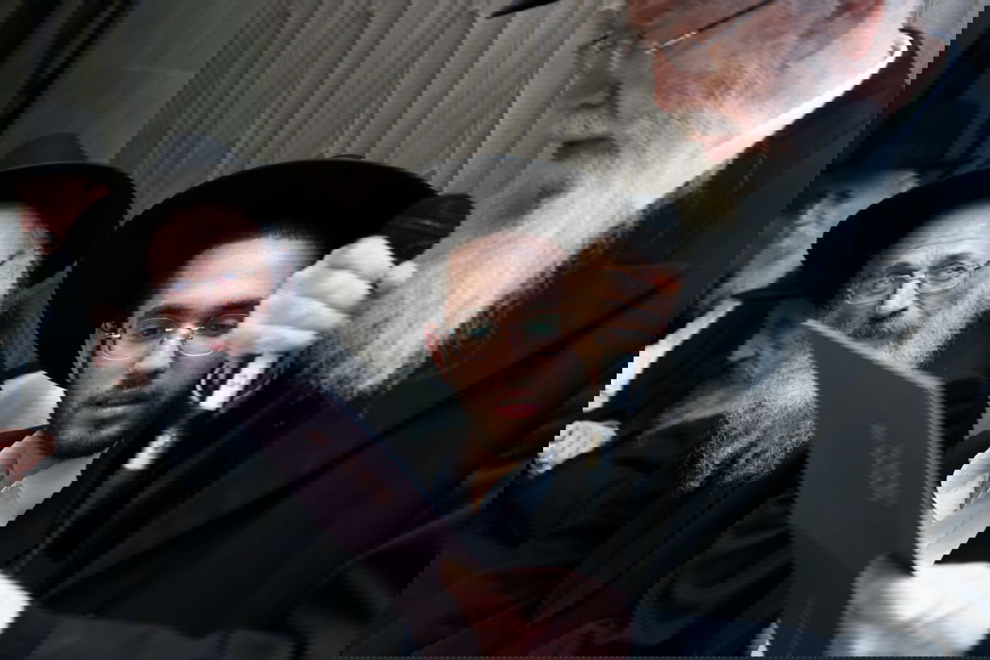 תיעוד: שמחת האירוסין לנכדת ראש ישיבת סלבודקא