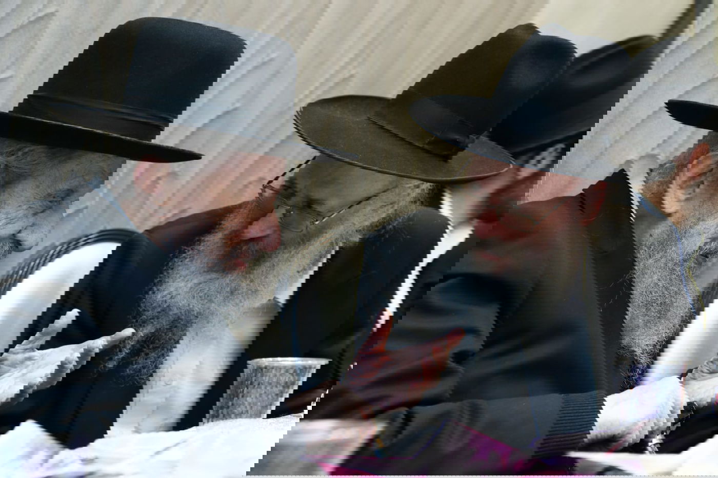 תיעוד: שמחת האירוסין לנכדת ראש ישיבת סלבודקא