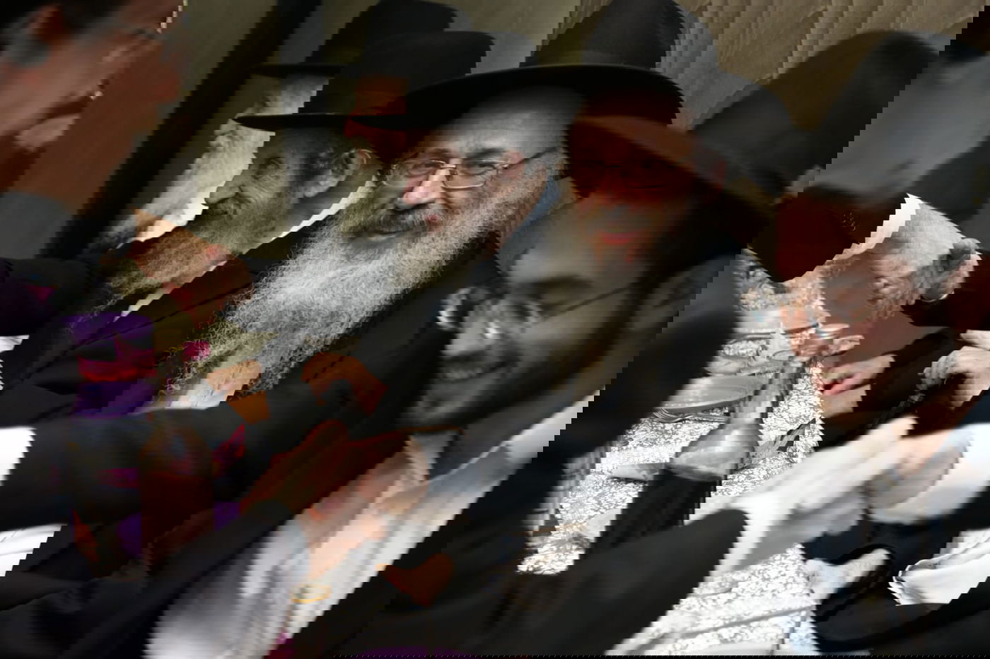 תיעוד: שמחת האירוסין לנכדת ראש ישיבת סלבודקא