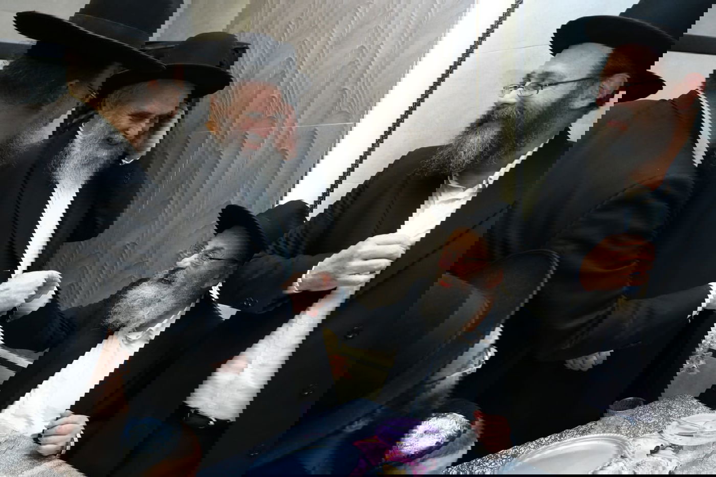 תיעוד: שמחת האירוסין לנכדת ראש ישיבת סלבודקא