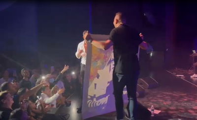 התמונה לזמר באמצע ההופעה במיאמי