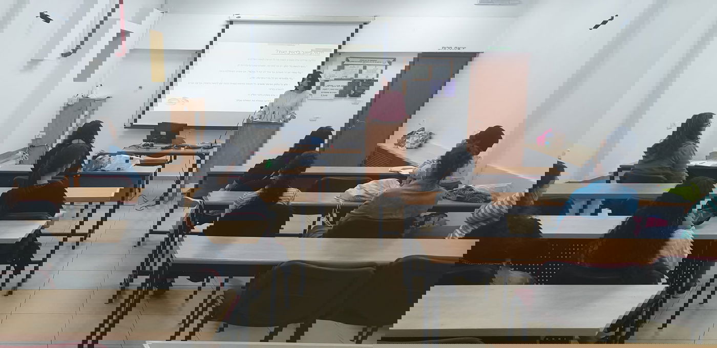 במסגרת הלימודים תיהני ממעטפת שירותים הכוללים שיעורי עזר, תגבורים, הכנה לבחינות וסיוע במתמטיקה ואנגלית