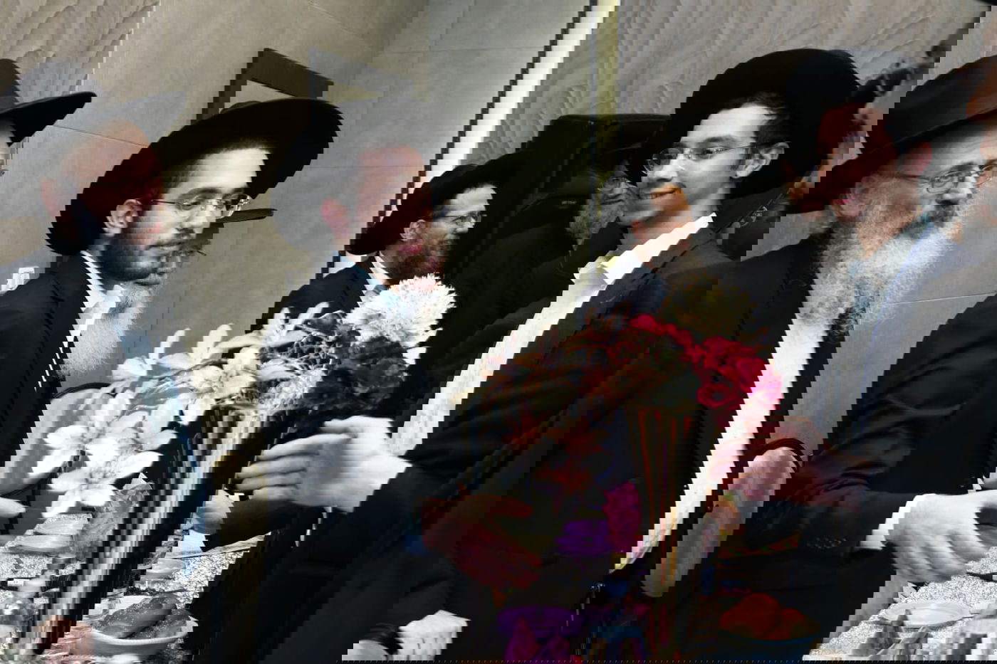 תיעוד: שמחת האירוסין לנכדת ראש ישיבת סלבודקא