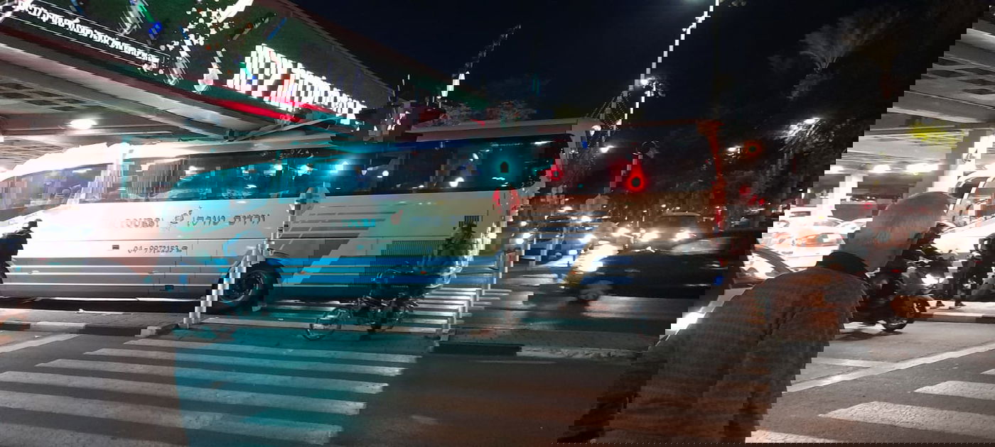 האוטובוס מתנגש בגשר כיכר רבין בתל אביב • צפו