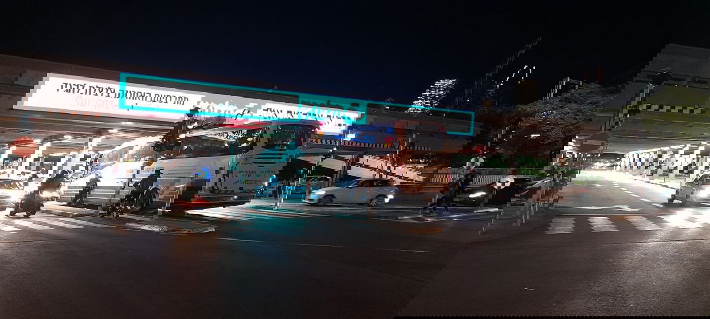 האוטובוס מתנגש בגשר כיכר רבין בתל אביב • צפו