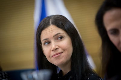 השרה אלהרר עוצרת את חיפושי הגז הטבעי