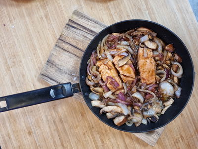 מינימום טרחה, מקסימום שמחה: סלמון עם פטריות ובצלים