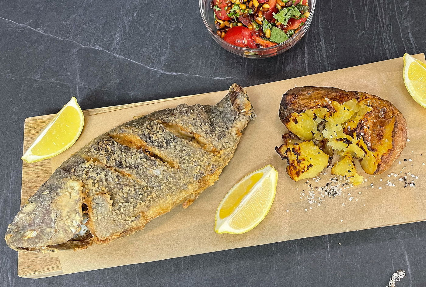 דג שלם מטוגן לצד תפוחי אדמה מעוכים