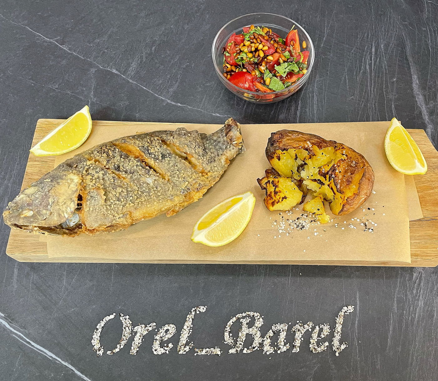 מתכון לדג שלם מטוגן לצד תפוחי אדמה מעוכים וסלט עגבניות