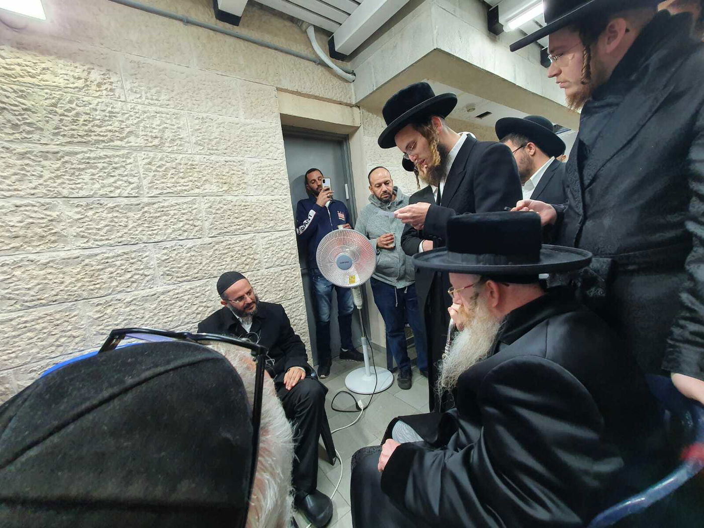 הקריא מכתב מיוחד: הרבי מקרעטשניף קריית גת ניחם את משפחת אסולין