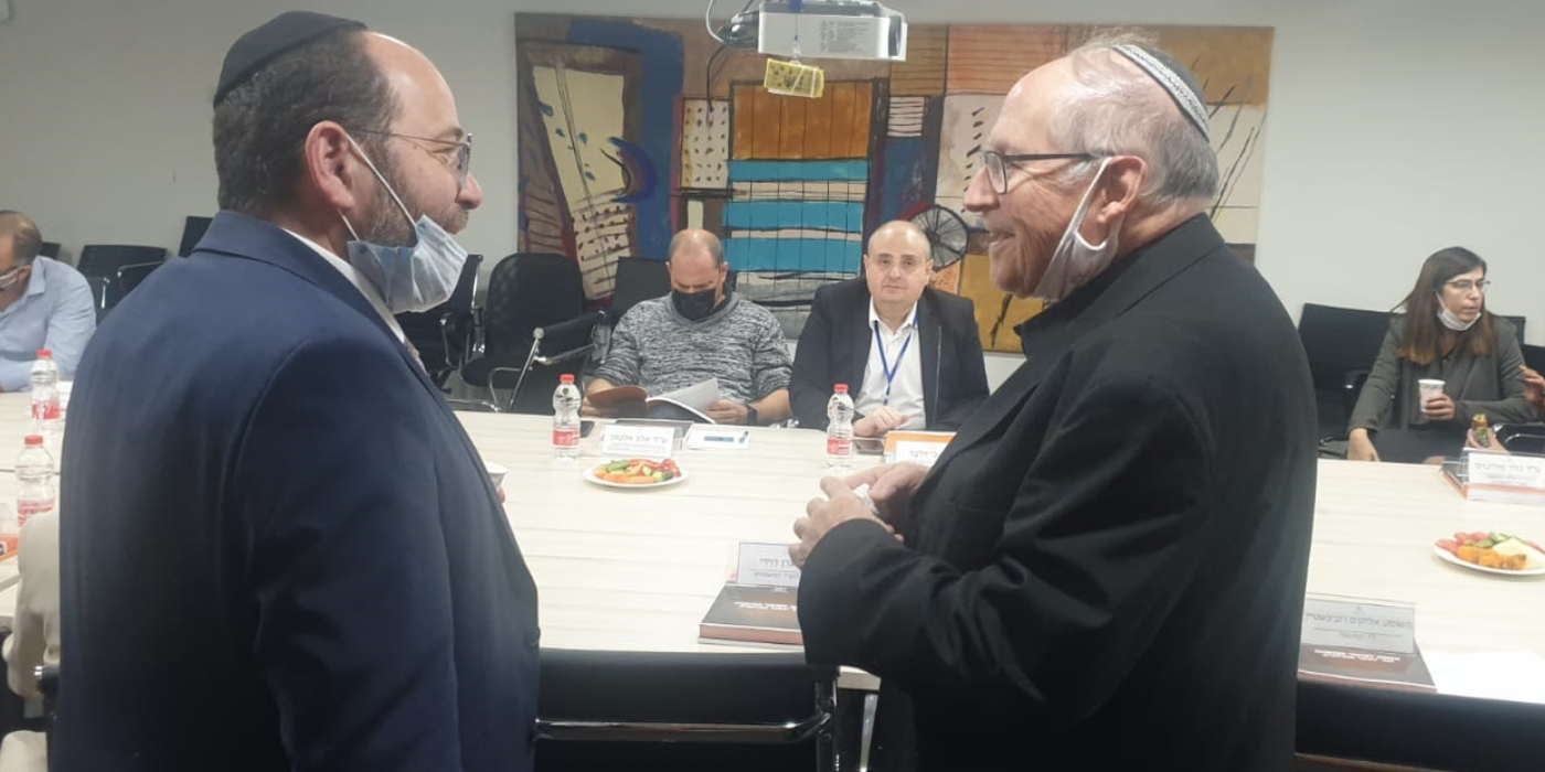 בשולי הישיבה במשרד המשפטים - כותב הטור עם פרופ' אליקים רובינשטיין