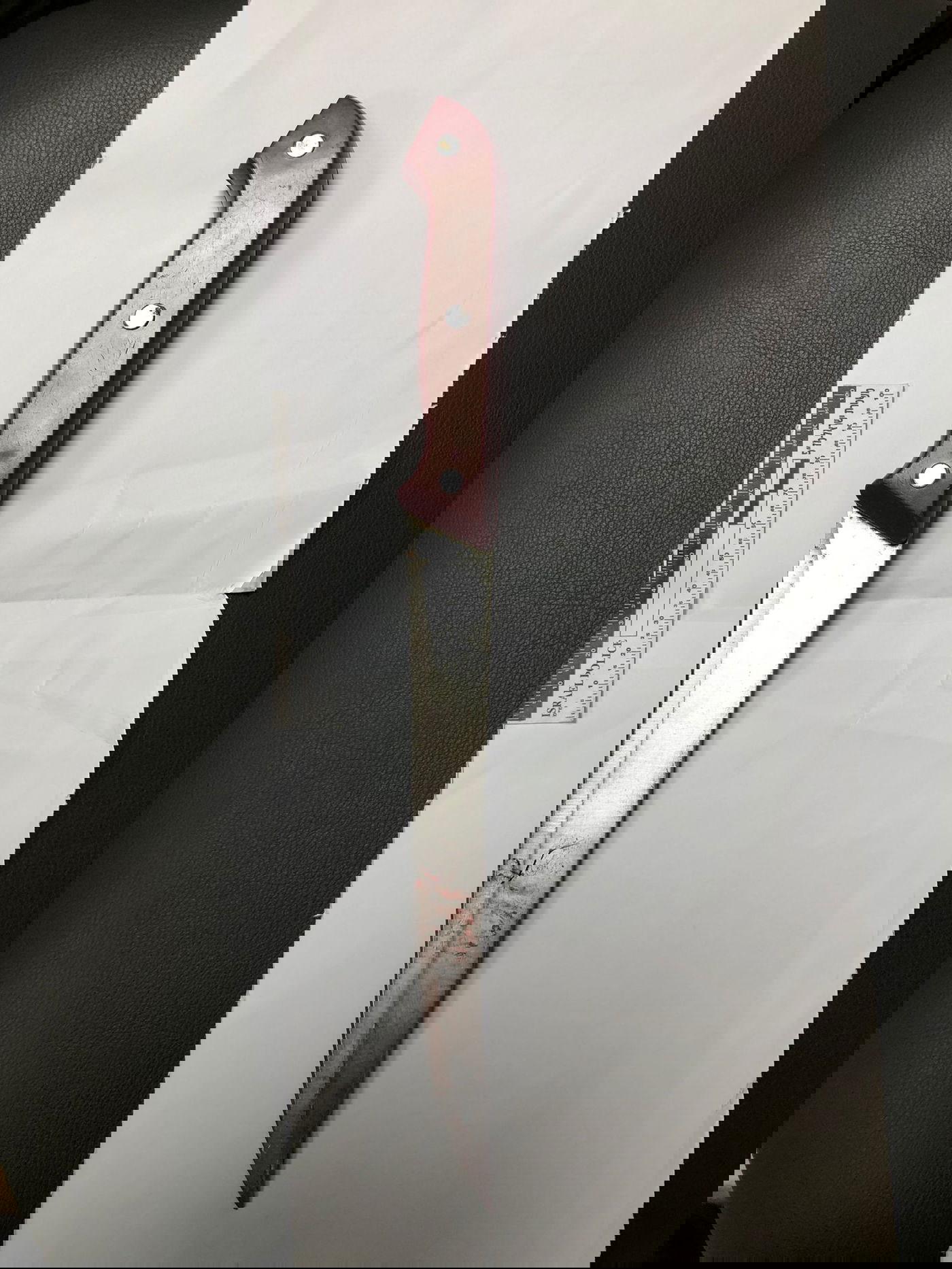 -תמונות של בגדי המחבלת שנתפסו בבית הספר והסכין עמו בוצע הפיגוע.