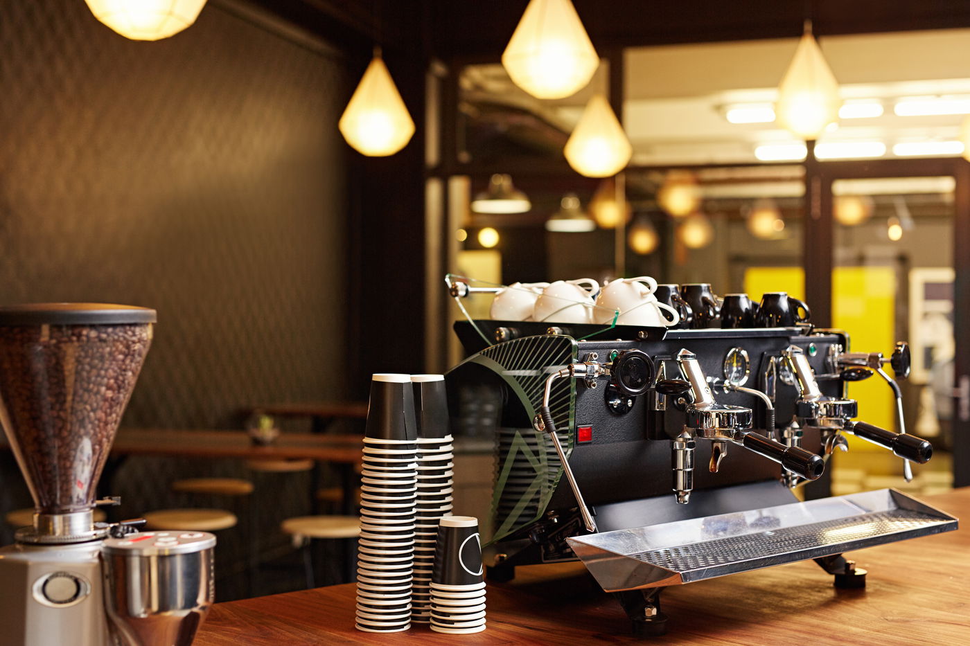 בתי קפה בשבת? המחלוקת בניקלשבורג והרב שעצר מחאה