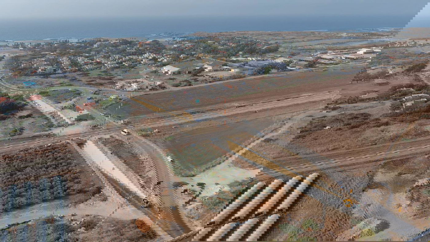 סמוך לחוף דור: הפרדה מפלסית לרכבת; צפו