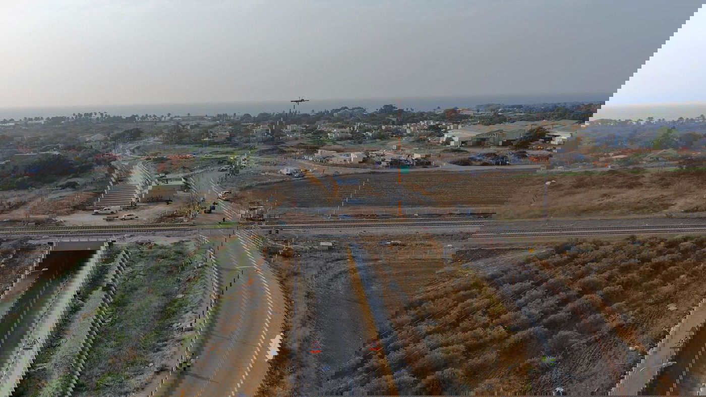 סמוך לחוף דור: הפרדה מפלסית לרכבת; צפו