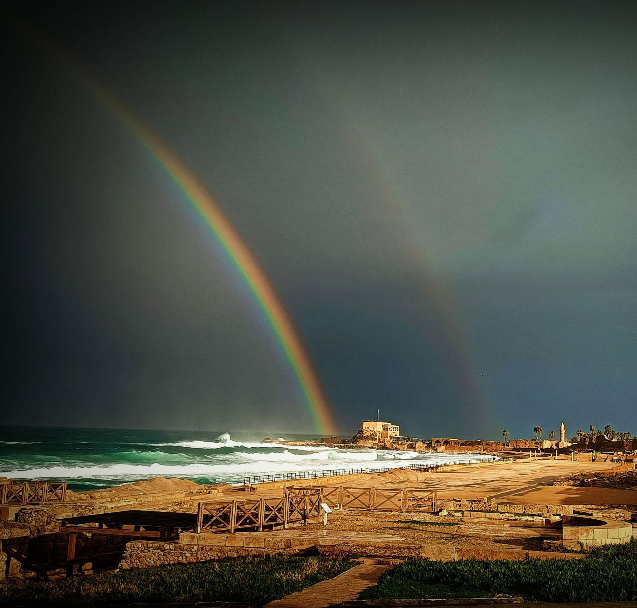 קשת מרהיבה בגן הלאומי קיסריה. צילום עידן יצחקיאן רשות הטבע והגנים