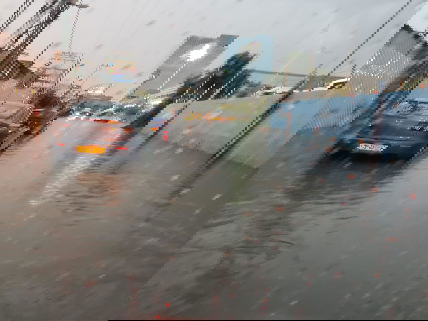 הצפות נרחבות בחולון; לכודים חולצו מרכבם