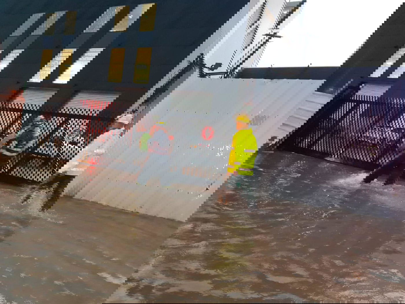 הצפות נרחבות בחולון; לכודים חולצו מרכבם