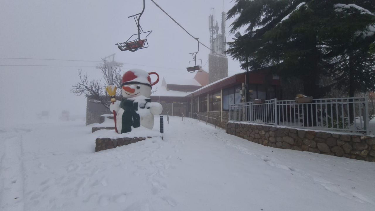 במהלך הלילה: 25 ס"מ של שלג נערמו בחרמון • צפו