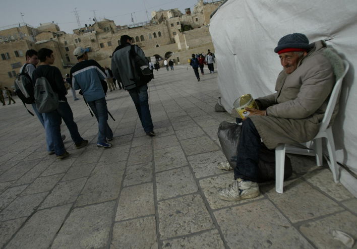 אילוסטרציה - צדקה בכותל, למצולמים אין קשר לכתבה