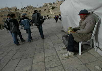 אילוסטרציה - צדקה בכותל, למצולמים אין קשר לכתבה