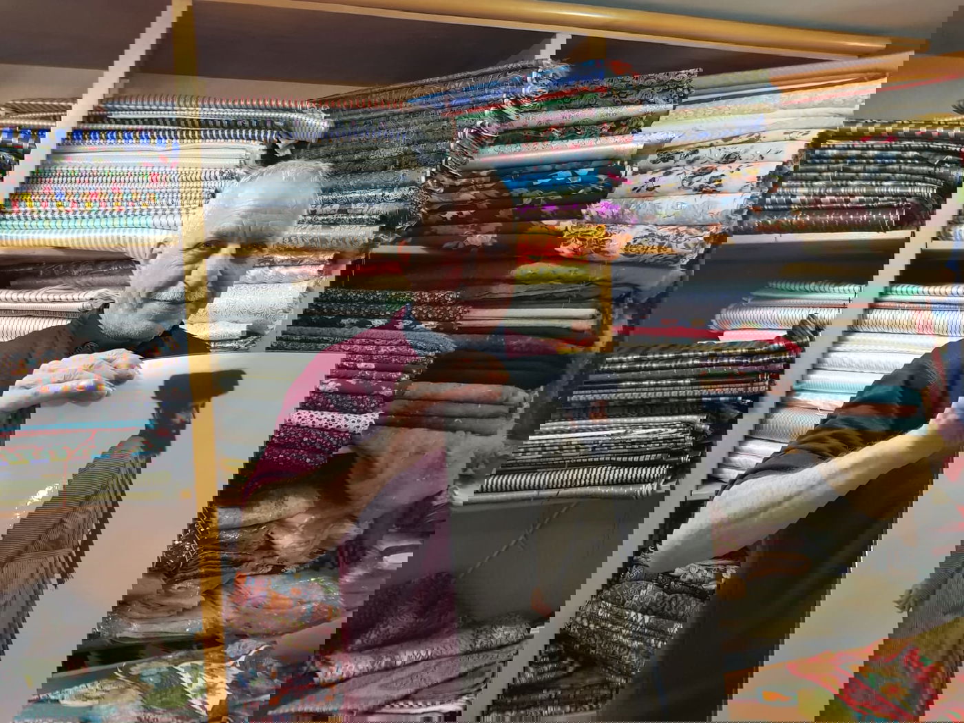 'בילל אבו כלף' מחזיק תמונה של חסיד 'תולדות אהרון' לבוש בבגדי 'כתונת פסים' ש"אבינו אברהם לבש"