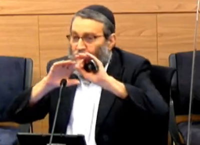 גפני בנאומו היום, במליאת הכספים