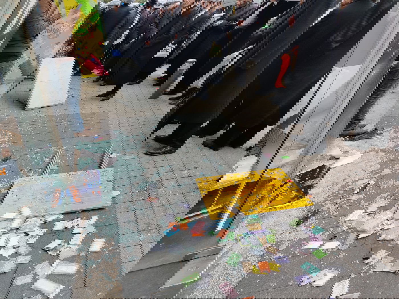 שברו את הדלת ואת האייפון בהפגנה נגד החנות