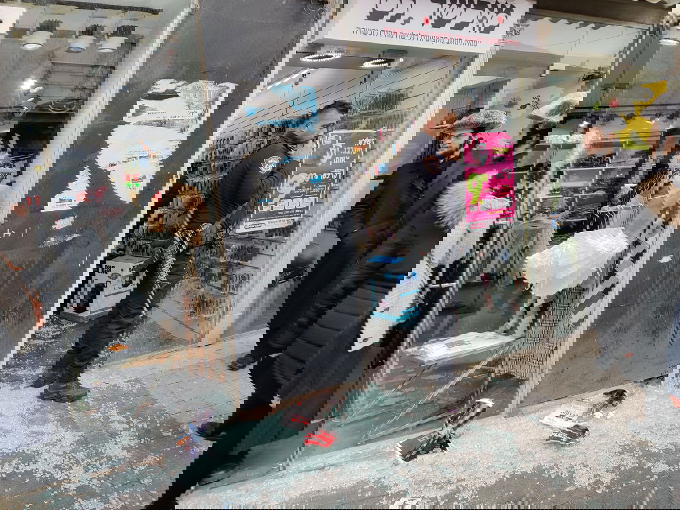 שברו את הדלת ואת האייפון בהפגנה נגד החנות