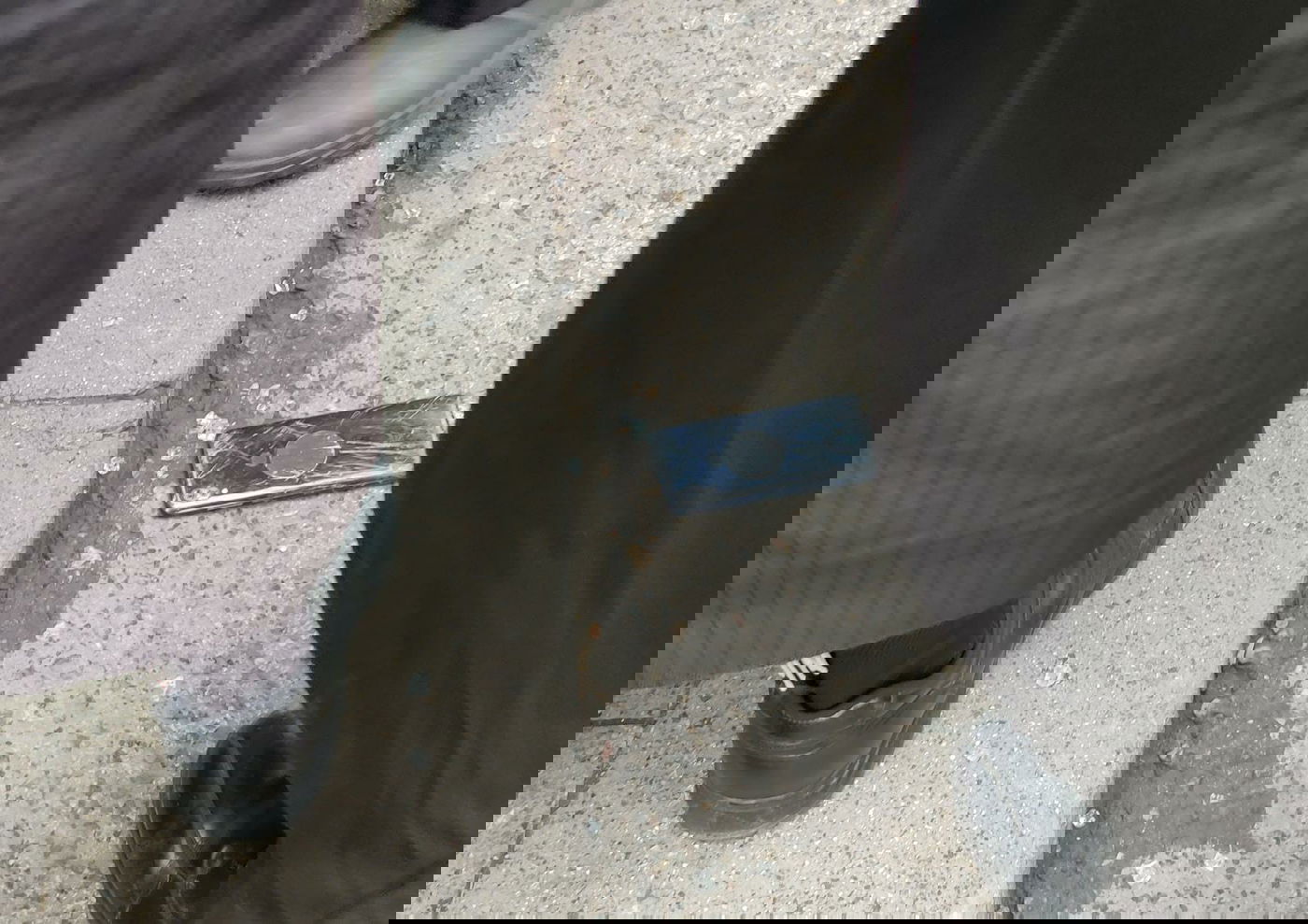 שברו את הדלת ואת האייפון בהפגנה נגד החנות