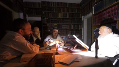 ראש הישיבה שקוע בלימודו