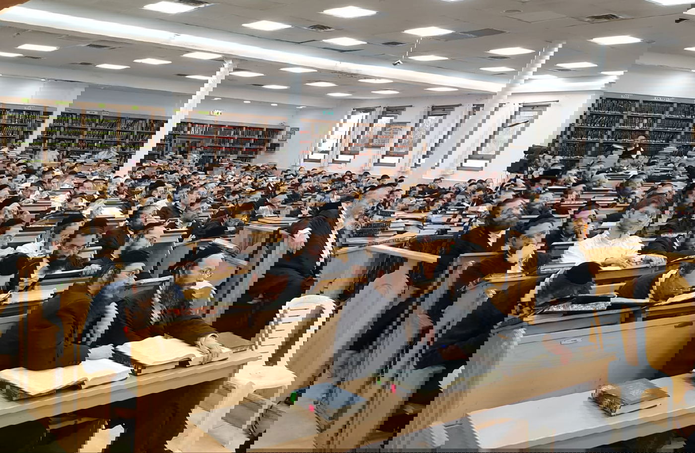 ראש הכולל הגר"א פכטר בדמעות: "חליתי, תתפללו עלי"