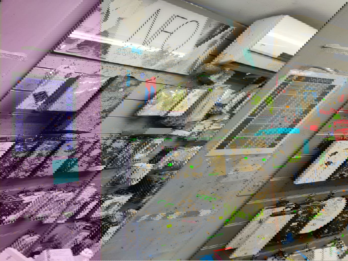 הקרב נמשך: רעול פנים התיז חומר מצחין בחנות סלולר