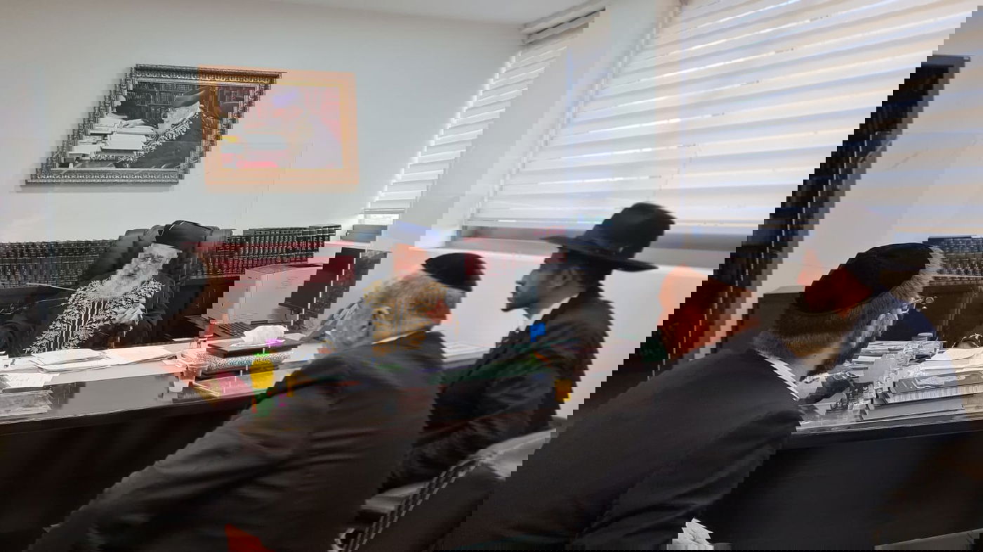 חברי הוועידה בהתייעצות