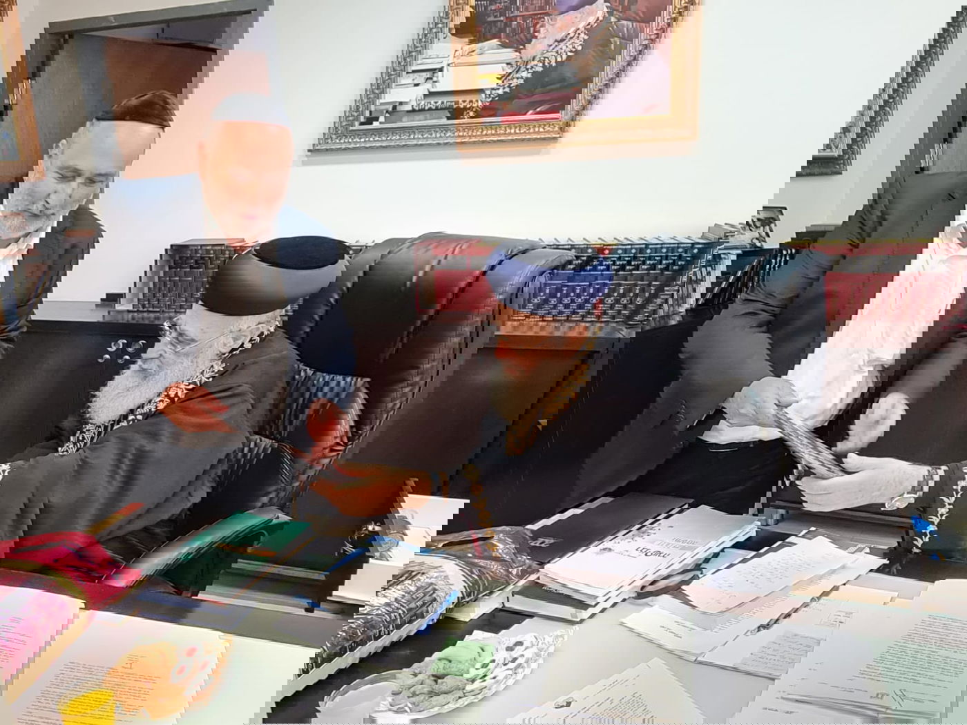 היוזם מציג סיכום הפעילות לנשיא הכינוסים