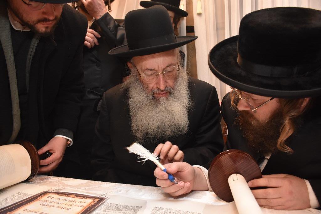 בבית מדרש 'ביקאווסק' בב"ב הכניסו ספר תורה וחילקו תעודות הוראה