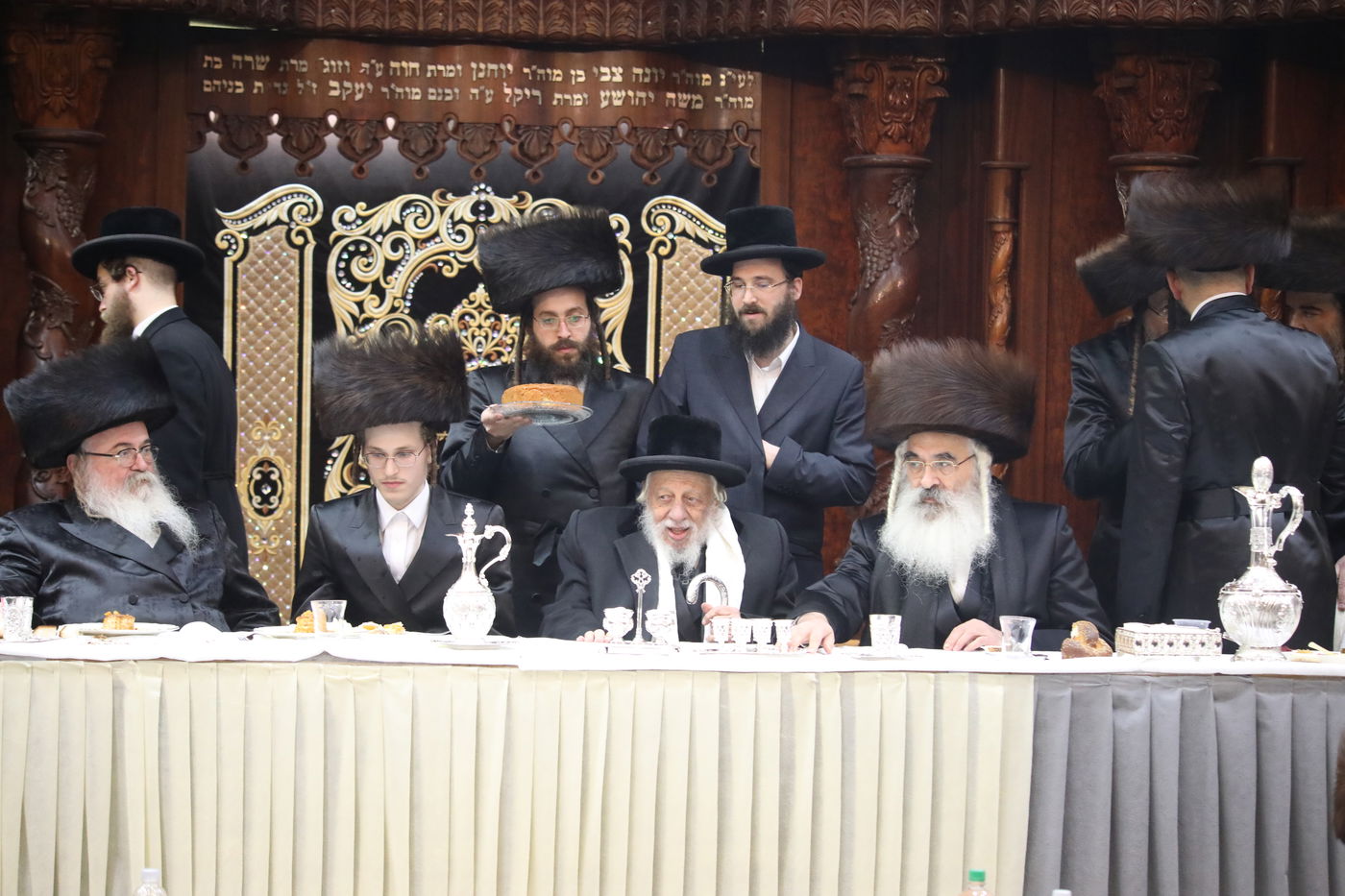 בחורי דושינסקיא חגגו שבע ברכות לנכד האדמו"ר