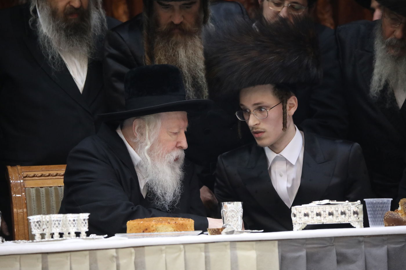 בחורי דושינסקיא חגגו שבע ברכות לנכד האדמו"ר