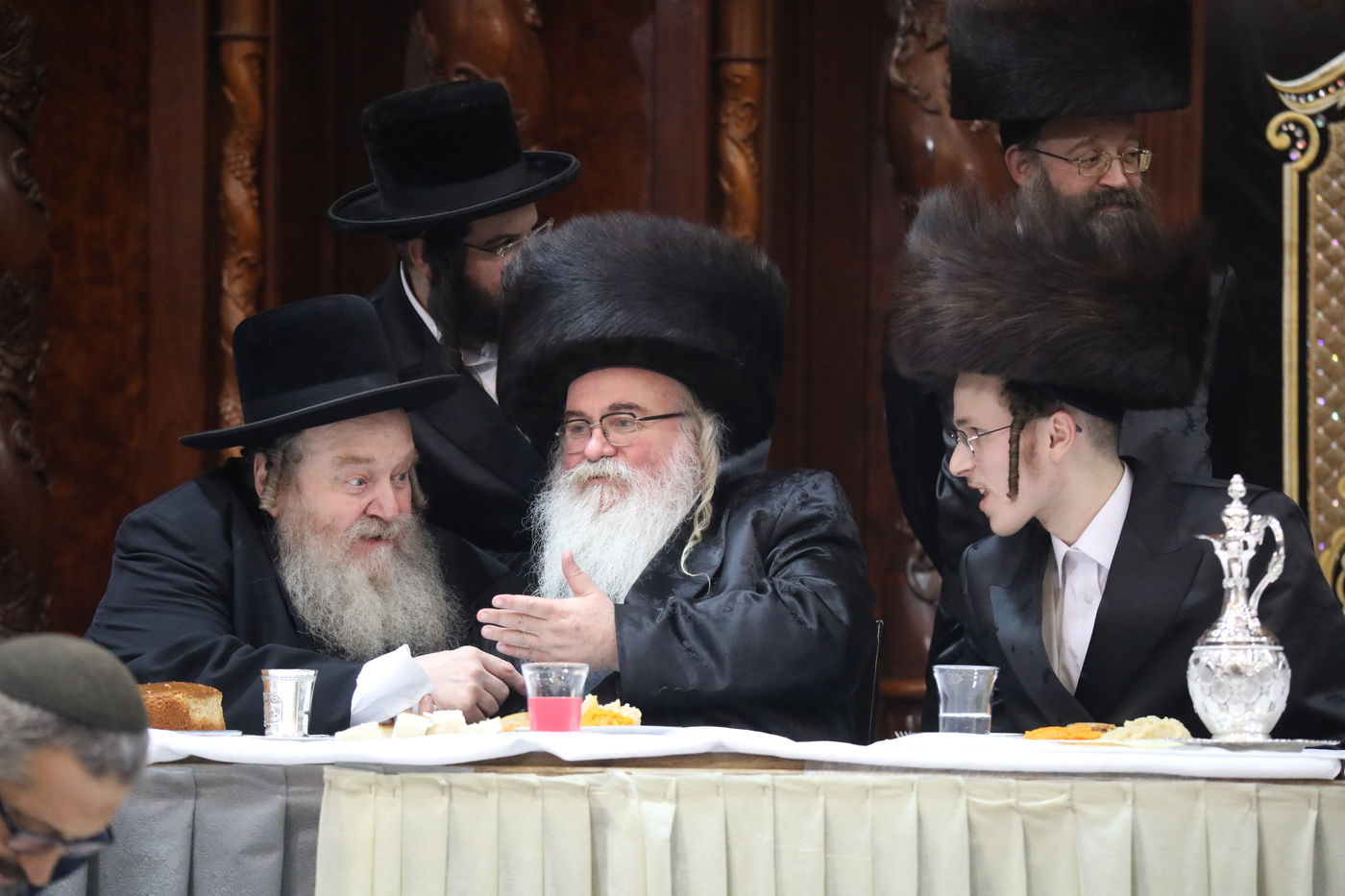 בחורי דושינסקיא חגגו שבע ברכות לנכד האדמו"ר